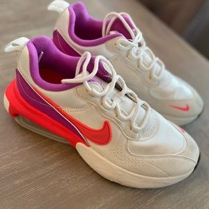 Women’s Nike Verona Sneakers - great condition!!!